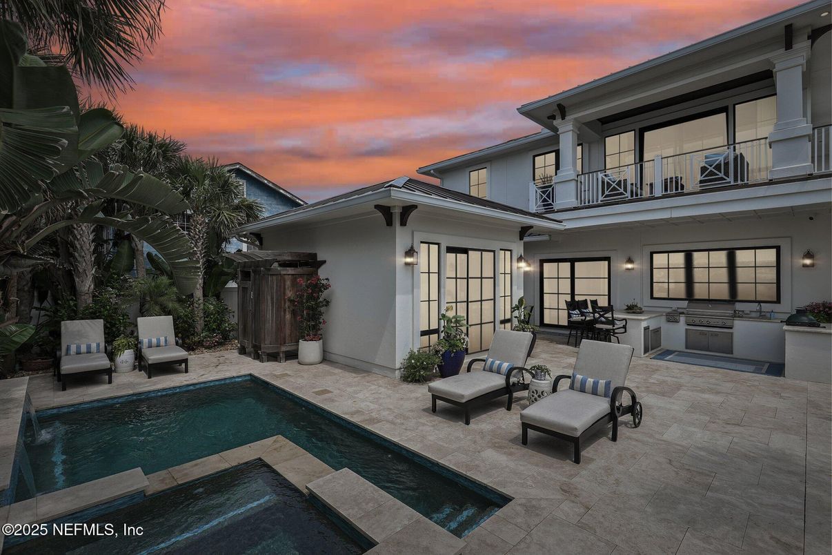 Exterior, Outdoor Kitchen, Pool