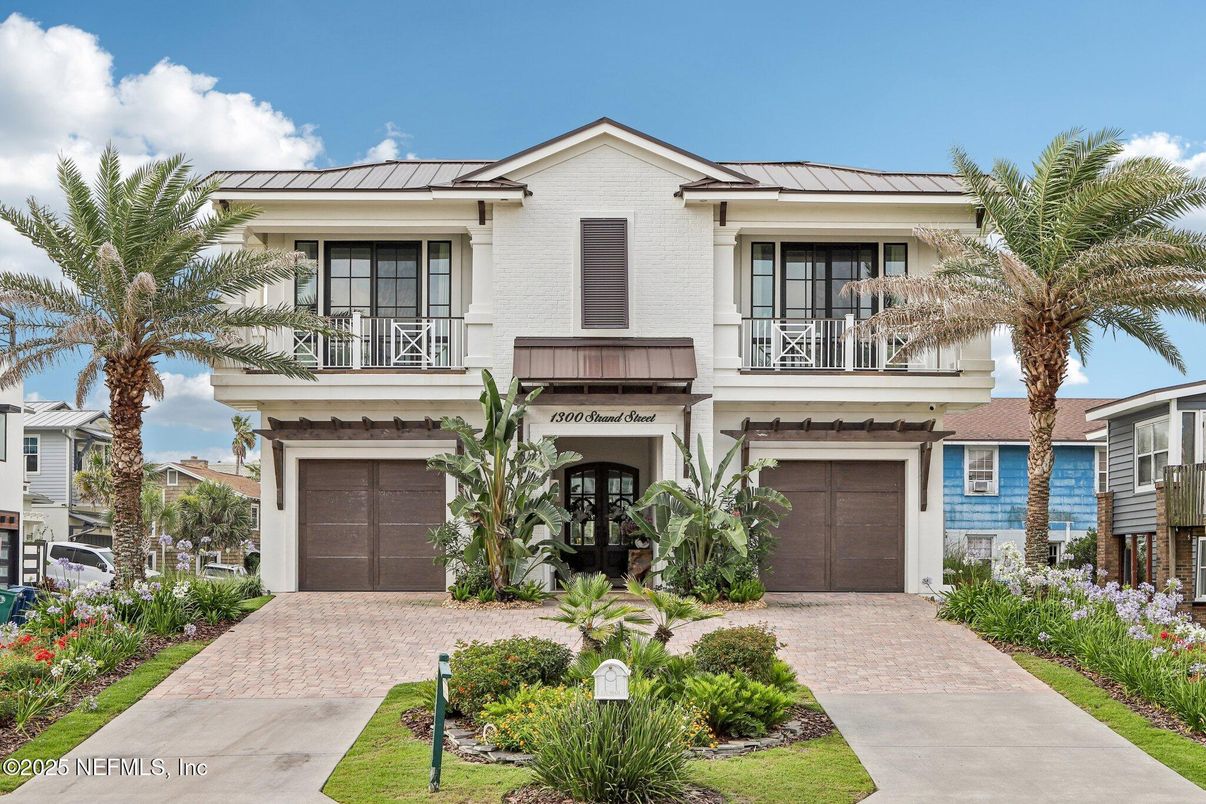 Attached, Exterior, Facade, Mediterranean