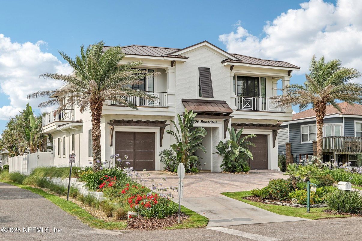 Attached, Exterior, Facade, Mediterranean