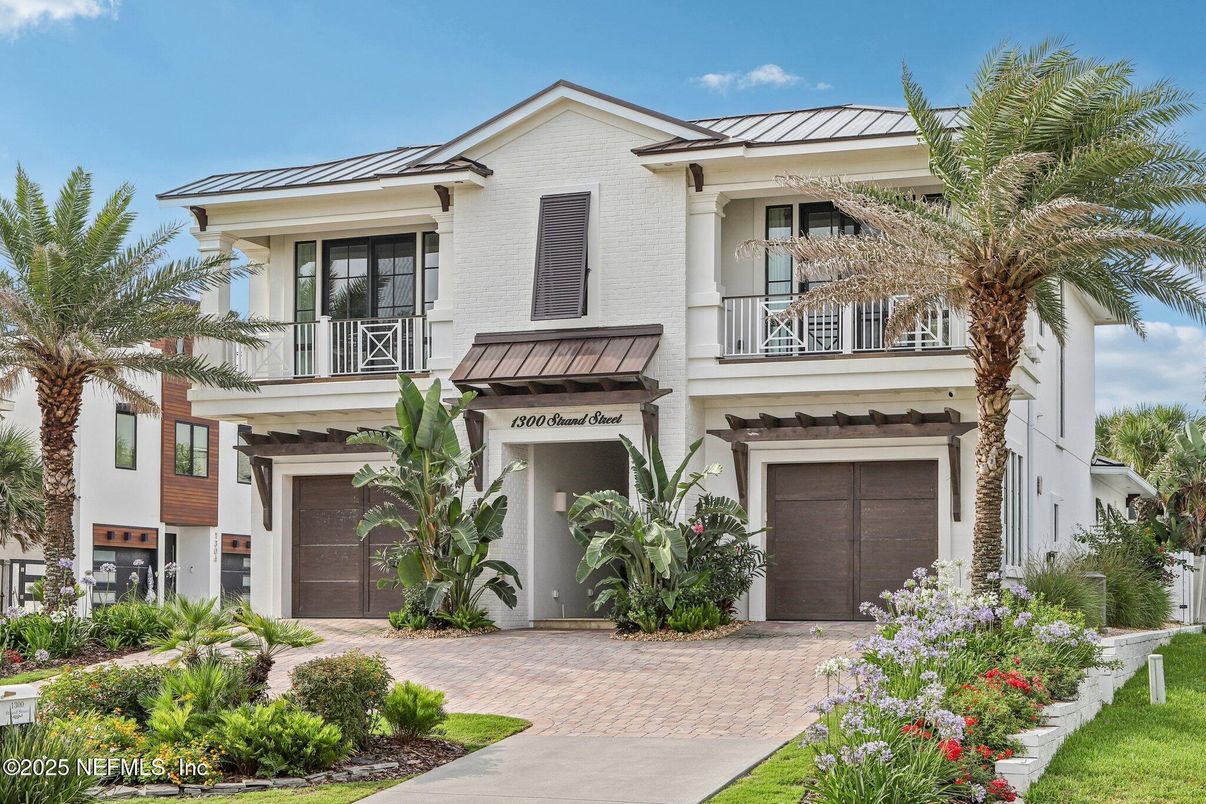 Attached, Exterior, Facade, Mediterranean