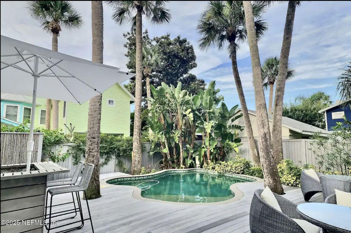 Exterior, Pool, Water