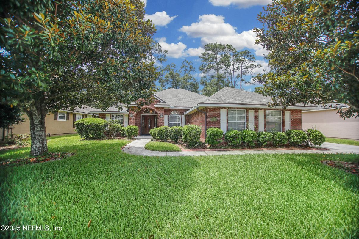 Backyard, Exterior, Facade, Brick Facade, Ranch