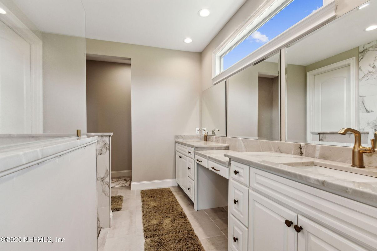 Bathroom, Dual Sink Vanities, Interior, Recessed Lighting