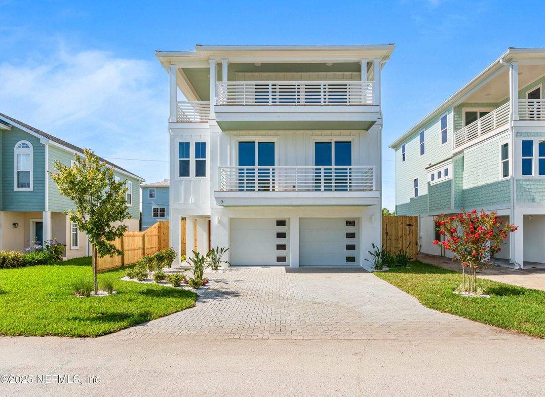 Attached, Exterior, Facade, Modern
