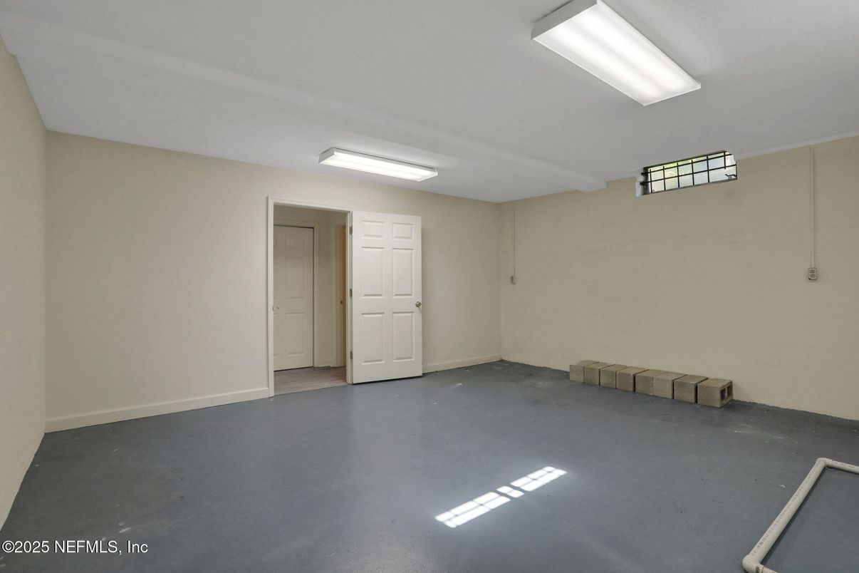 Empty room, Interior