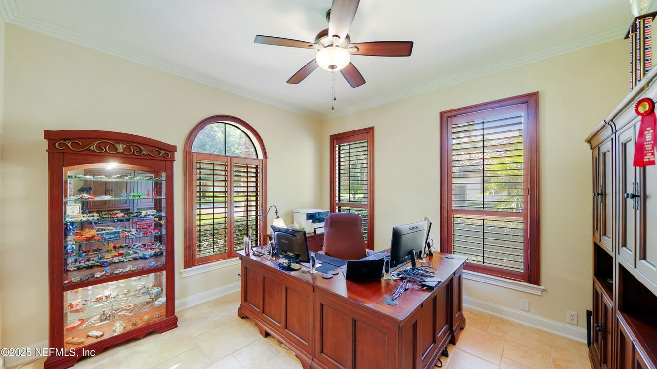 Home Office, Interior