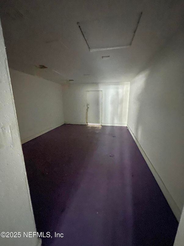 Empty room, Interior