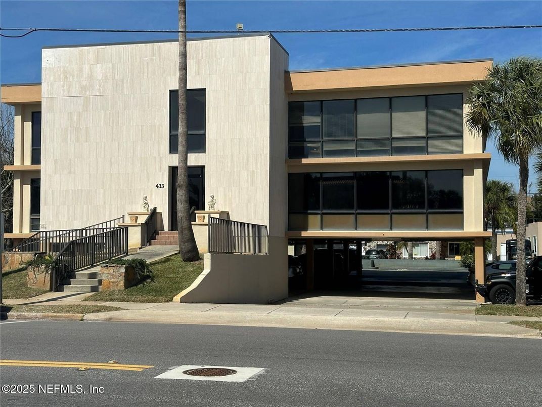 Exterior, Facade, Modern