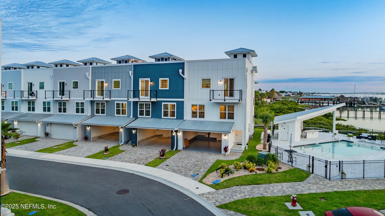 Attached, Exterior, Facade, Pool, Modern