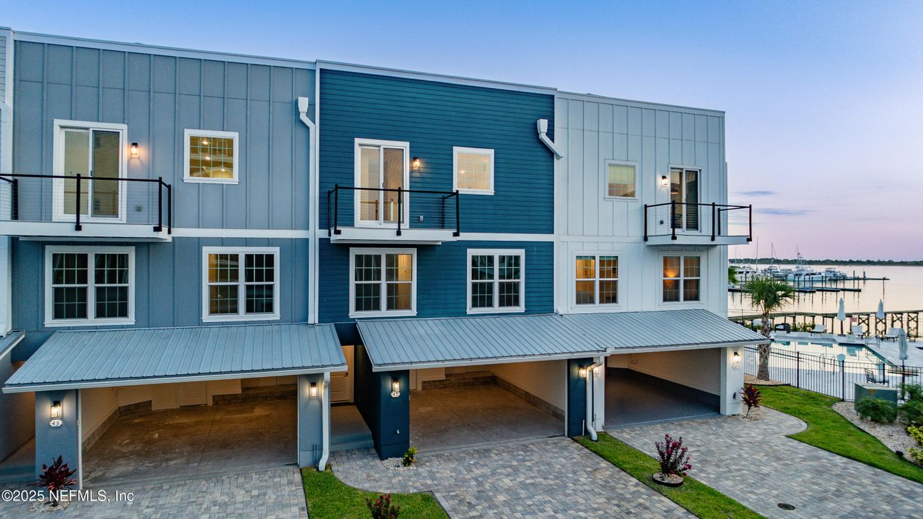 Exterior, Facade, Rowhouse