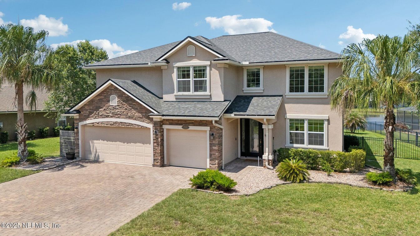 Attached, Exterior, Facade, Brick Traditional