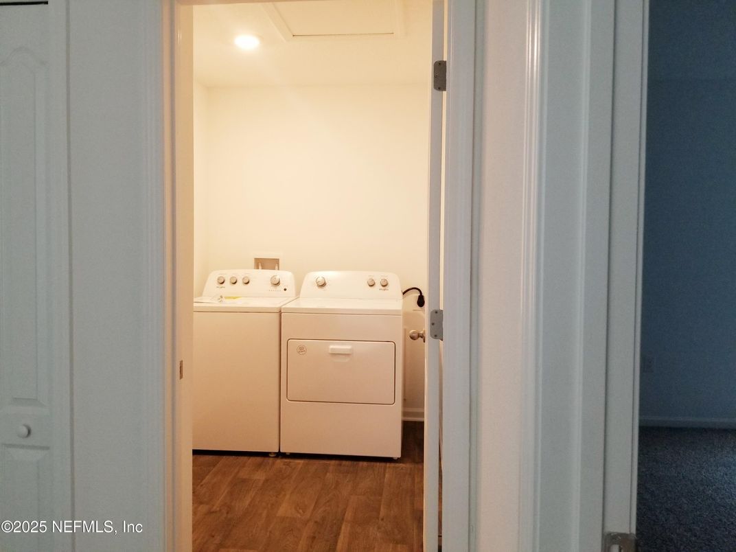 Interior, Recessed Lighting, Washer, Wood Texture Flooring