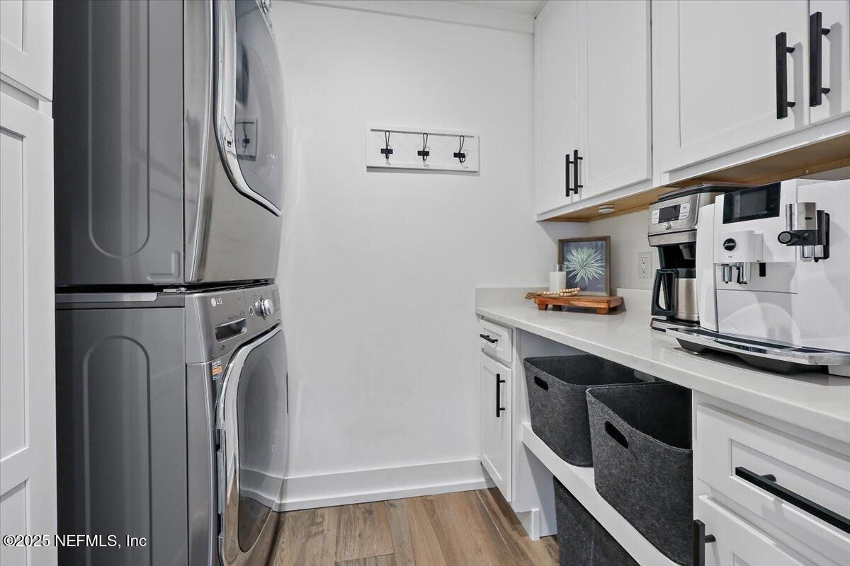 Interior, Washer, Wood Texture Flooring