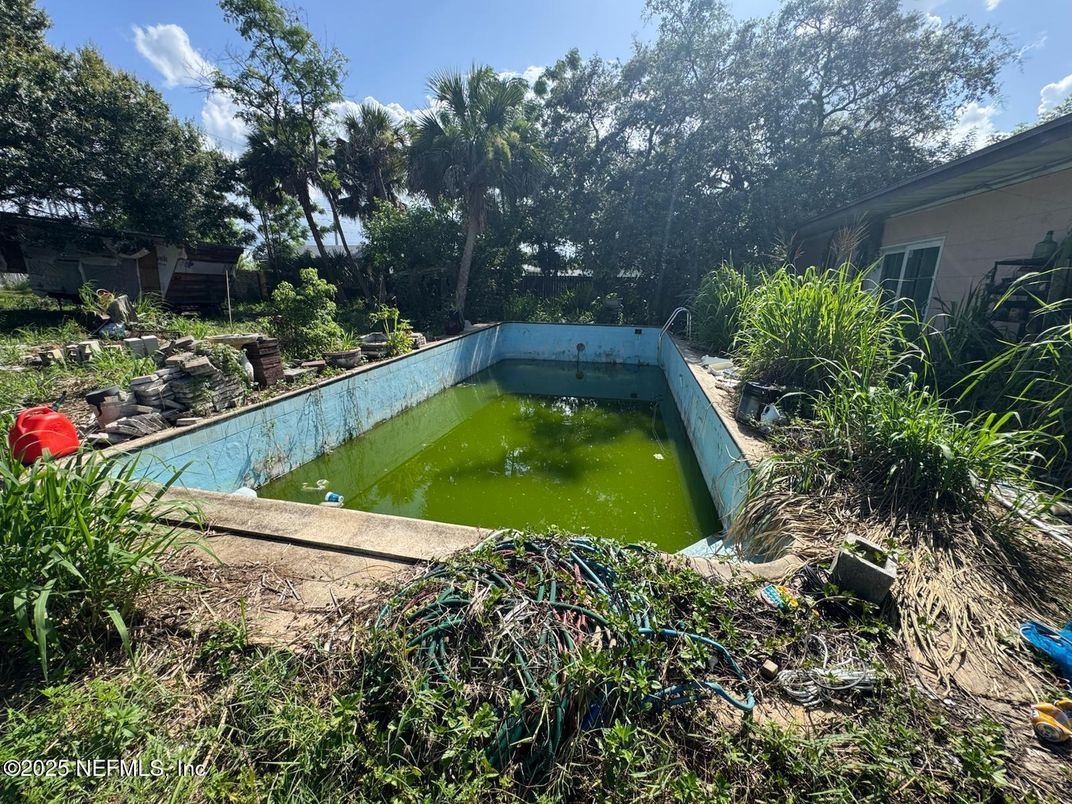 Exterior, Pool