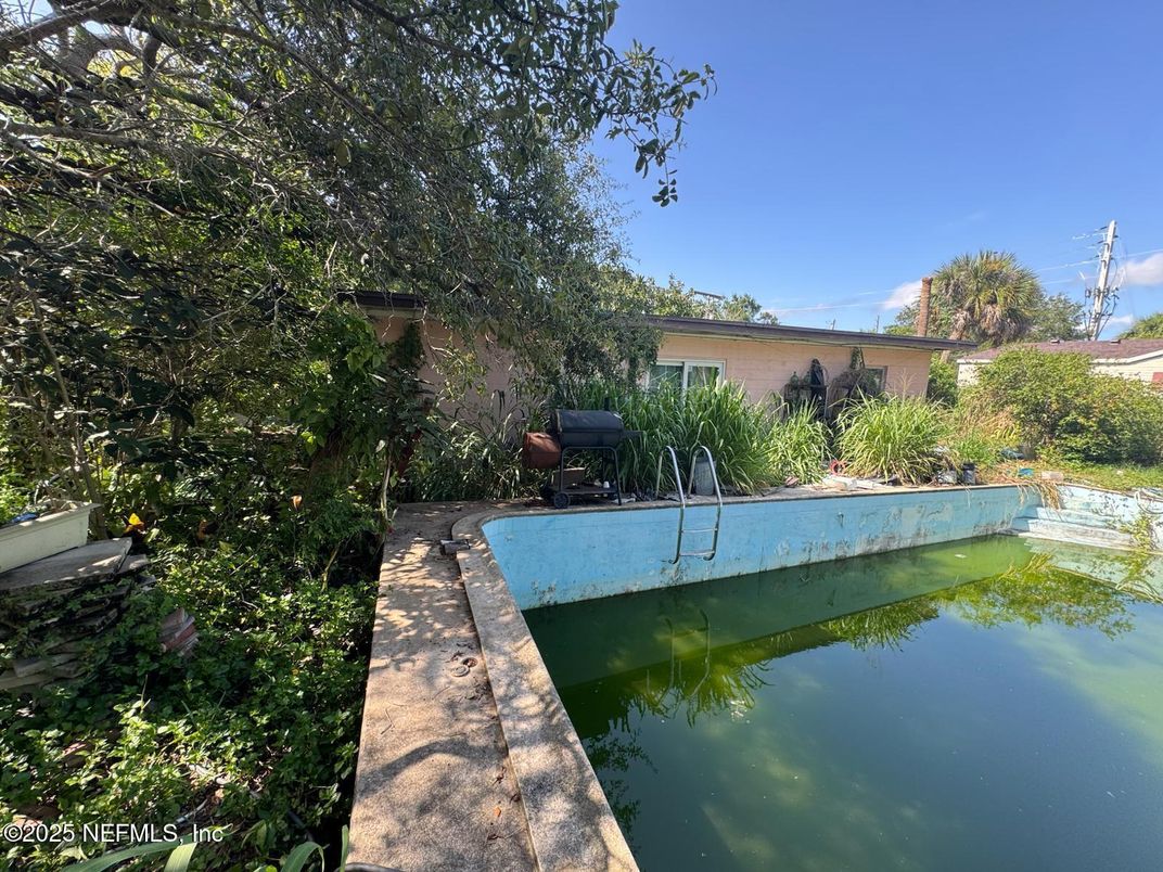 Exterior, Pool