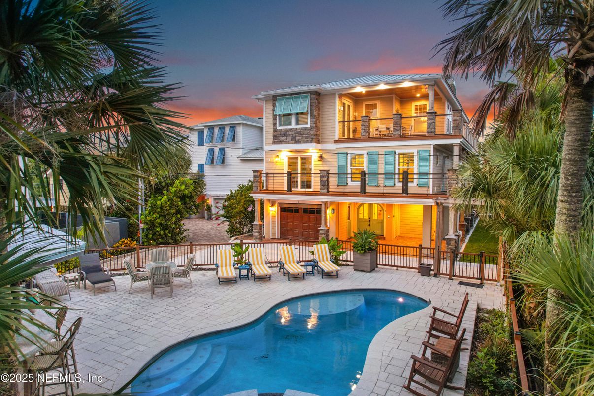 Exterior, Facade, Pool, Modern