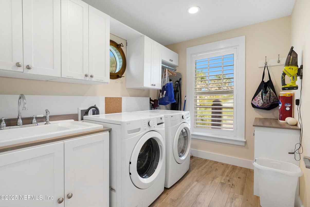 Interior, Recessed Lighting, Washer, Wood Texture Flooring