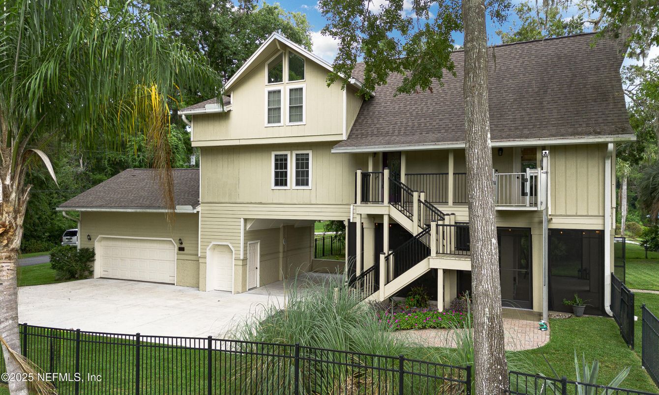 Attached, Exterior, Facade, Farmhouse