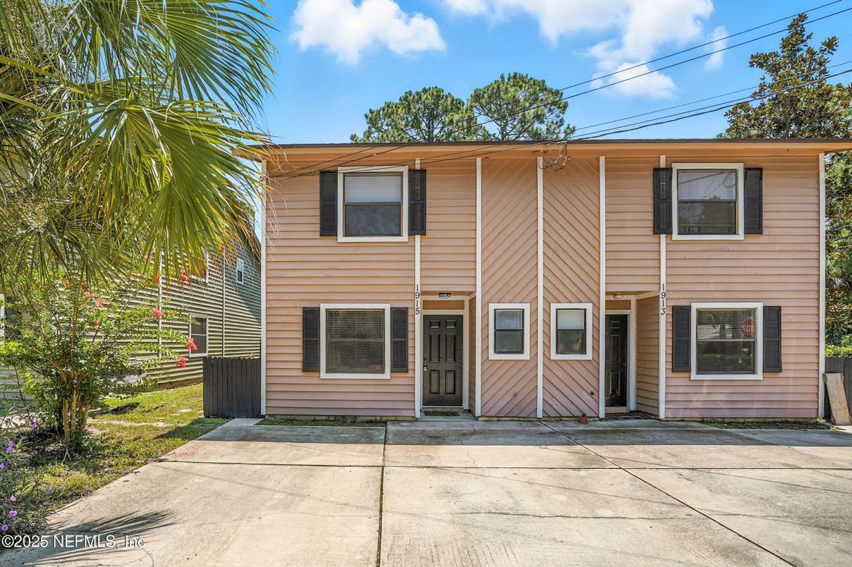 Exterior, Facade, Raised Ranch