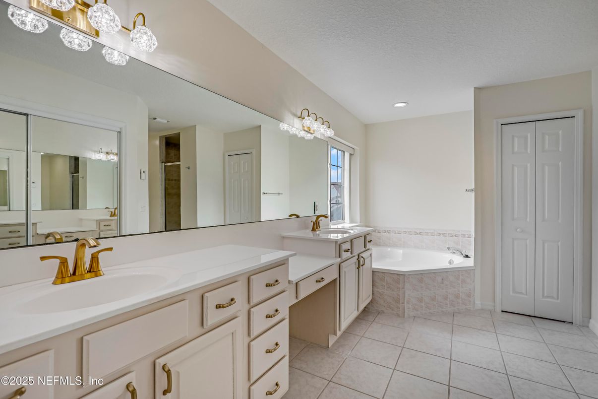 Bathroom, Dual Sink Vanities, Interior, Recessed Lighting