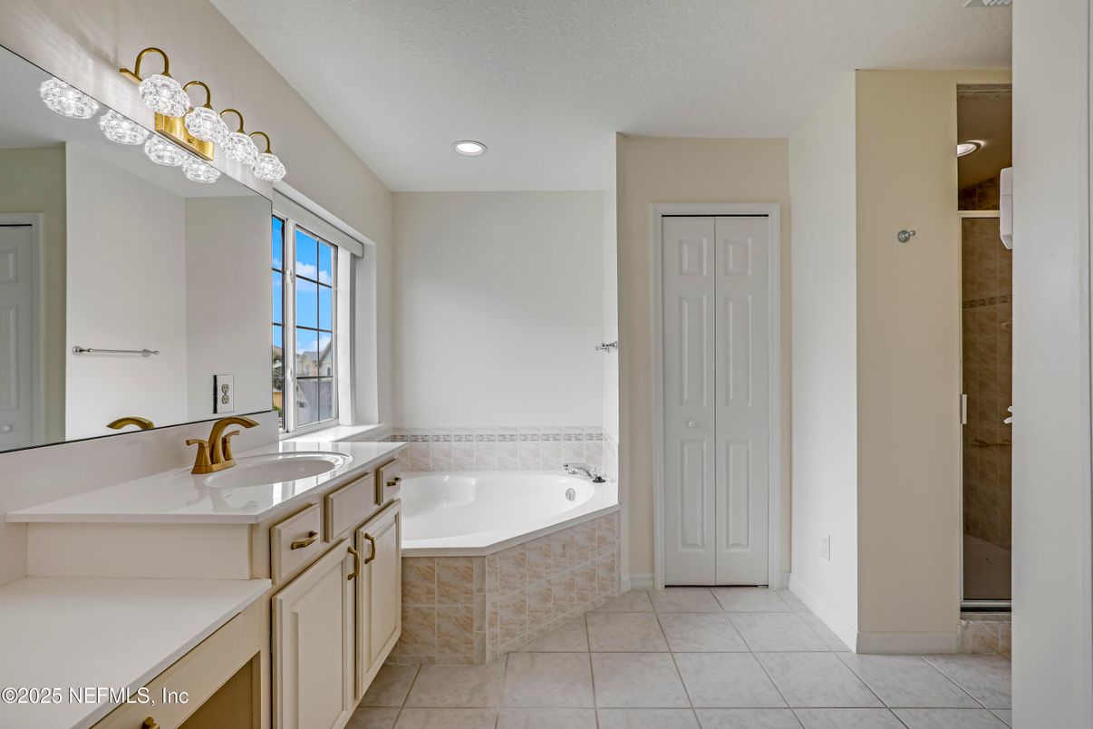 Bathroom, Dual Sink Vanities, Interior, Recessed Lighting