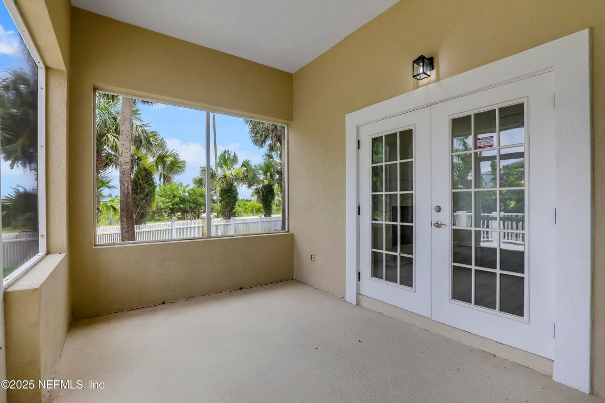 Empty room, Interior