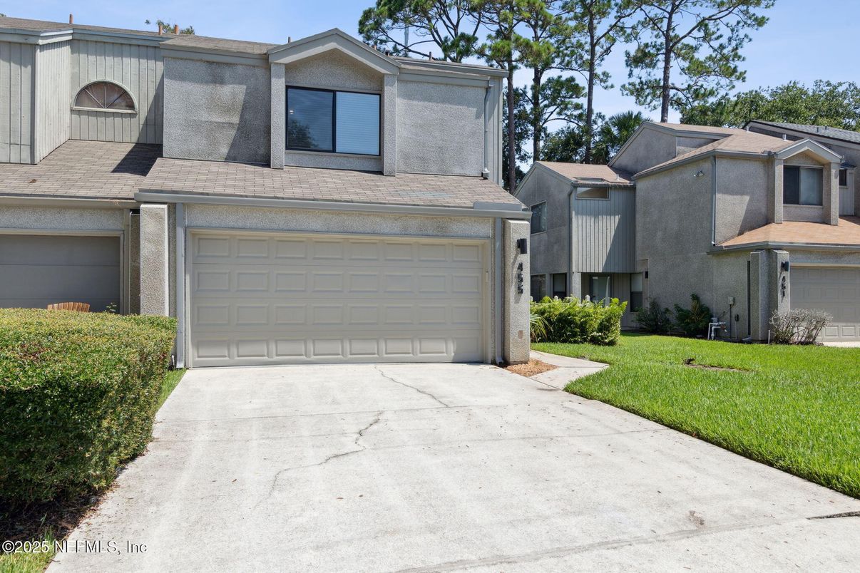 Attached, Exterior, Facade, Modern