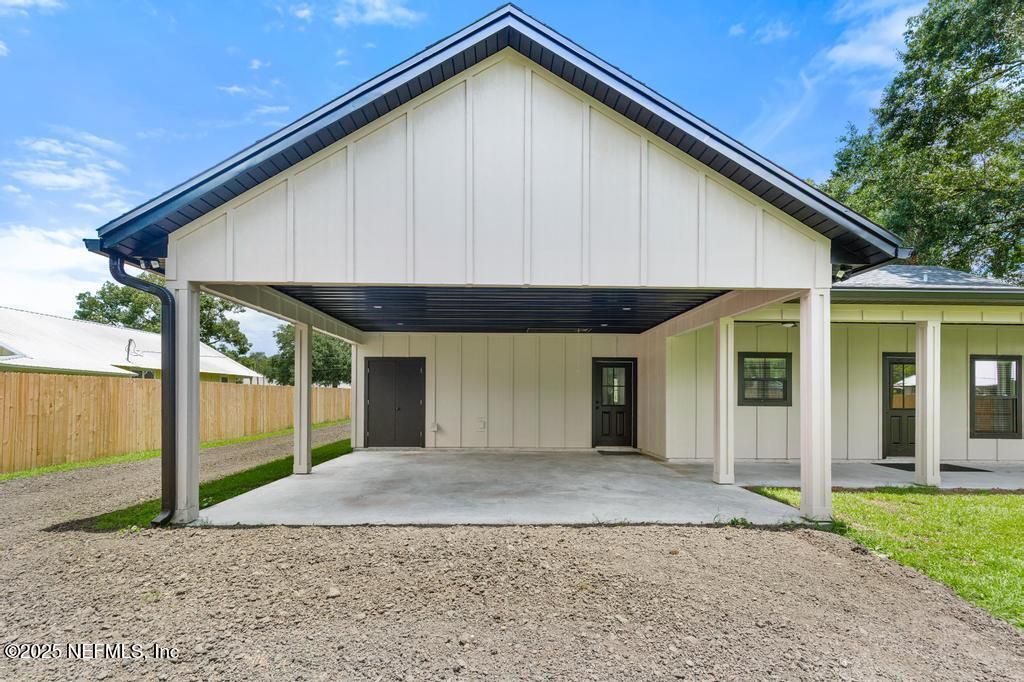 Attached, Exterior, Facade, Farmhouse
