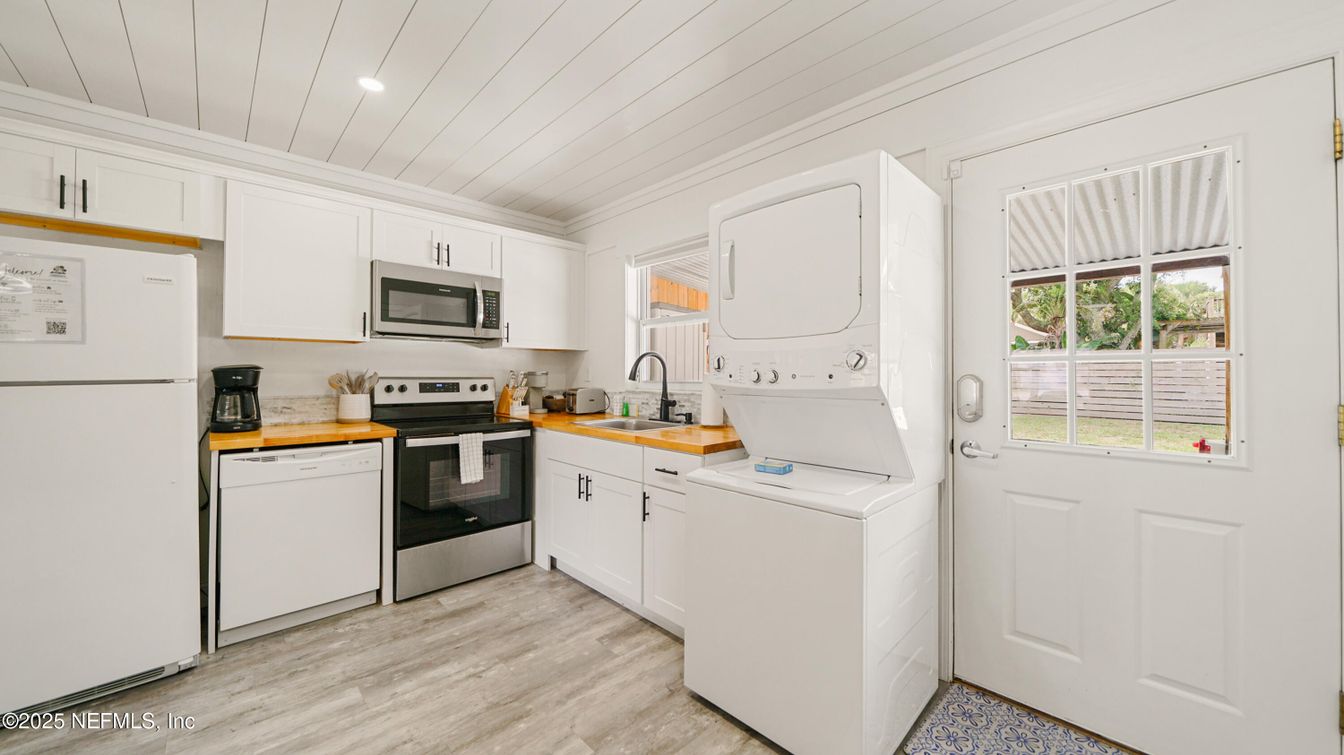 Interior, Kitchen, Recessed Lighting, Washer, Wood Texture Flooring