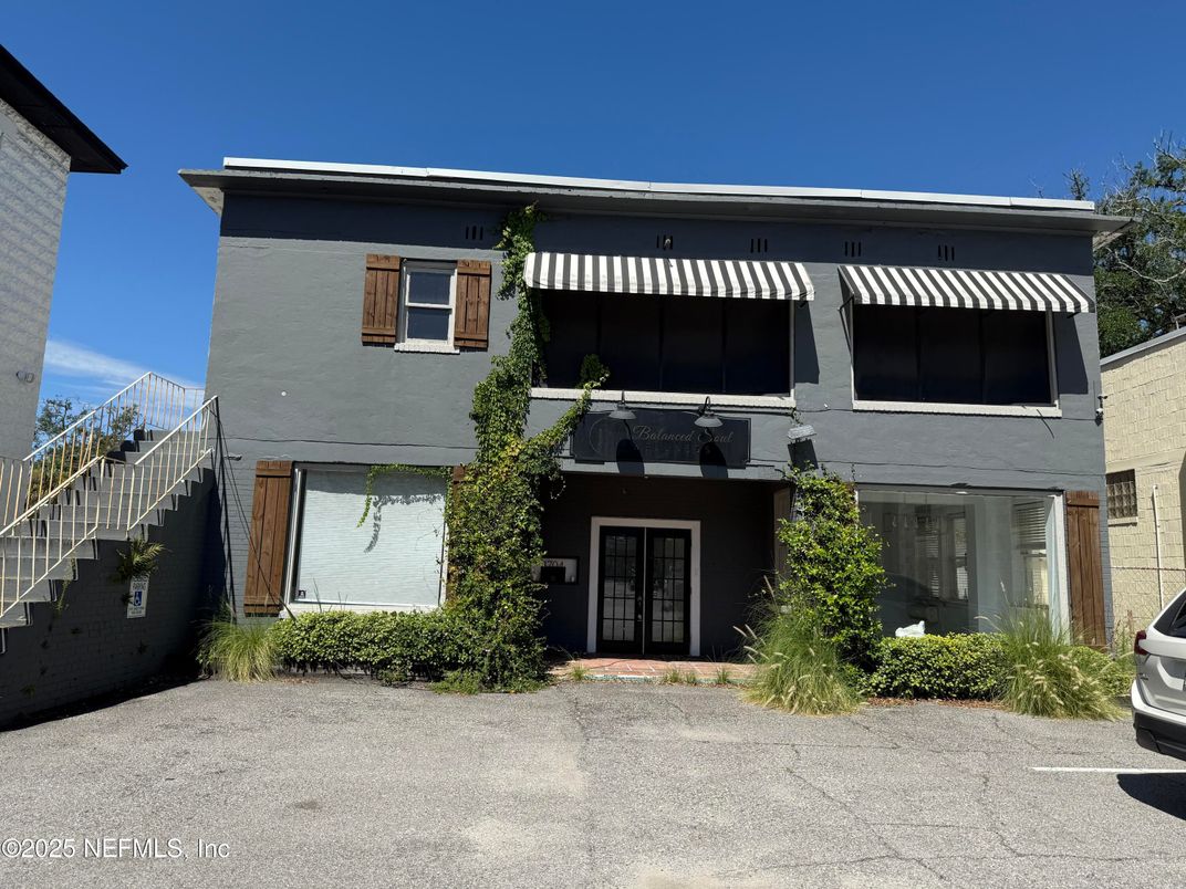 Exterior, Facade, Modern