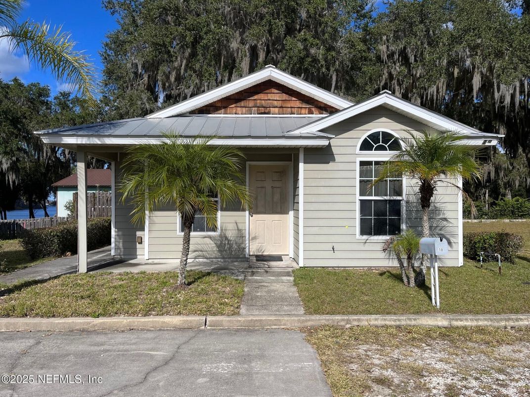 Exterior, Facade, Ranch