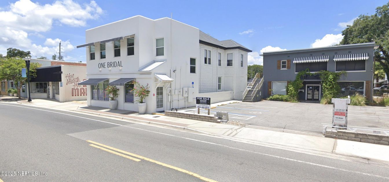 Exterior, Facade, Modern