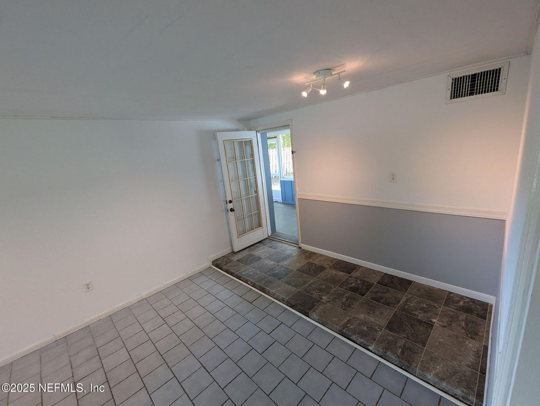 Empty room, Interior