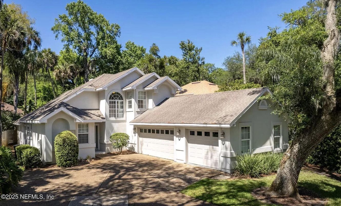 Attached, Exterior, Facade, American Craftsman
