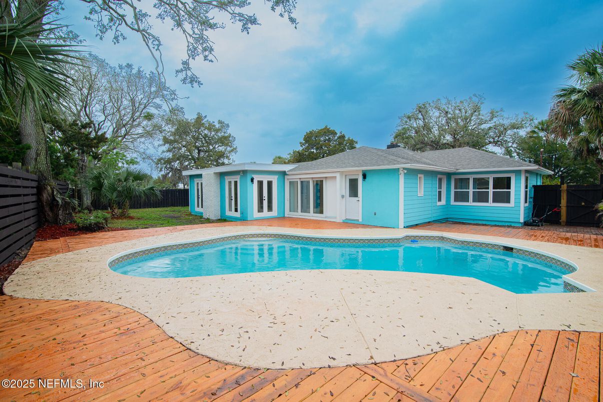 Exterior, Pool