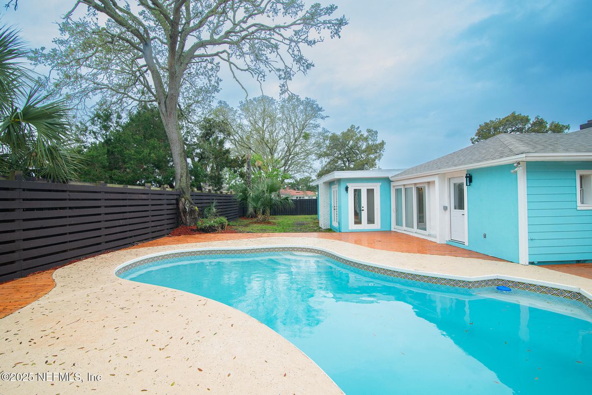 Exterior, Pool