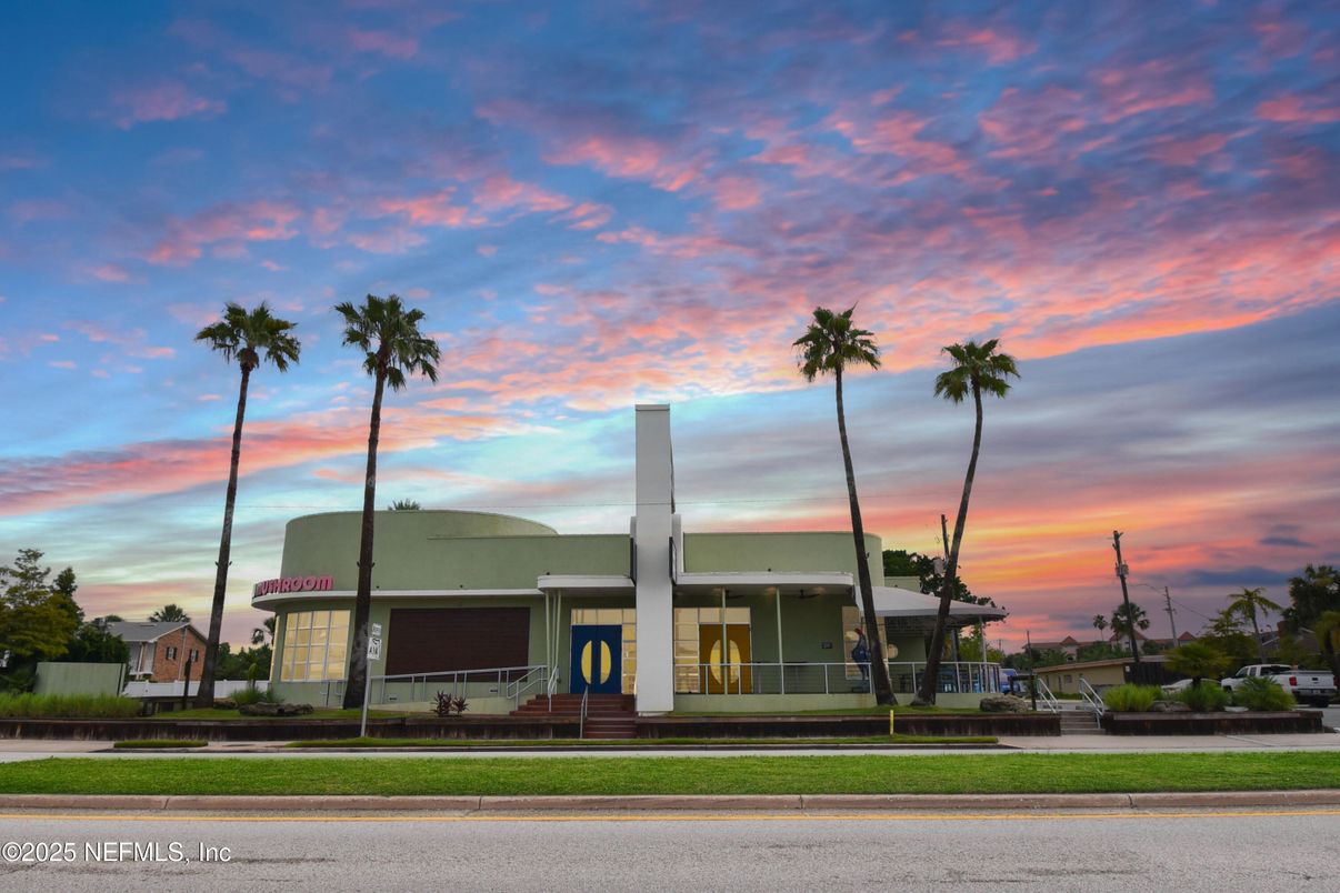 Exterior, Facade, Modern