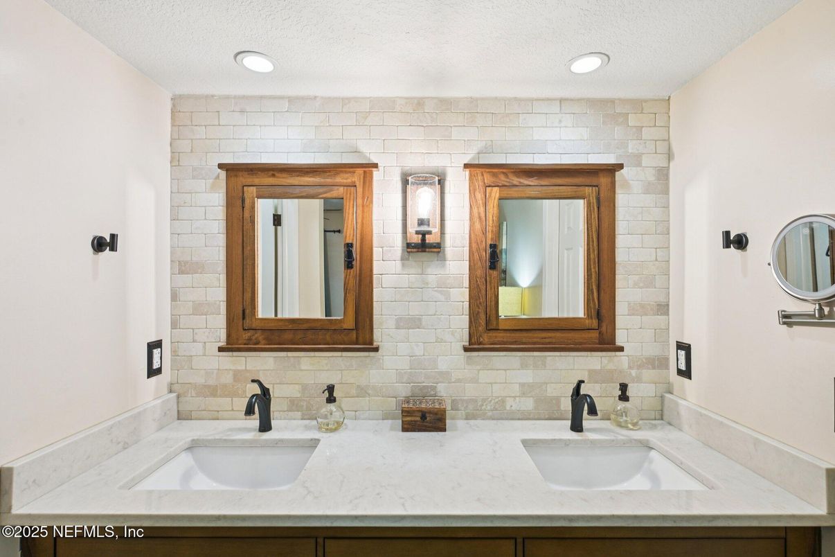 Bathroom, Dual Sink Vanities, Interior, Recessed Lighting