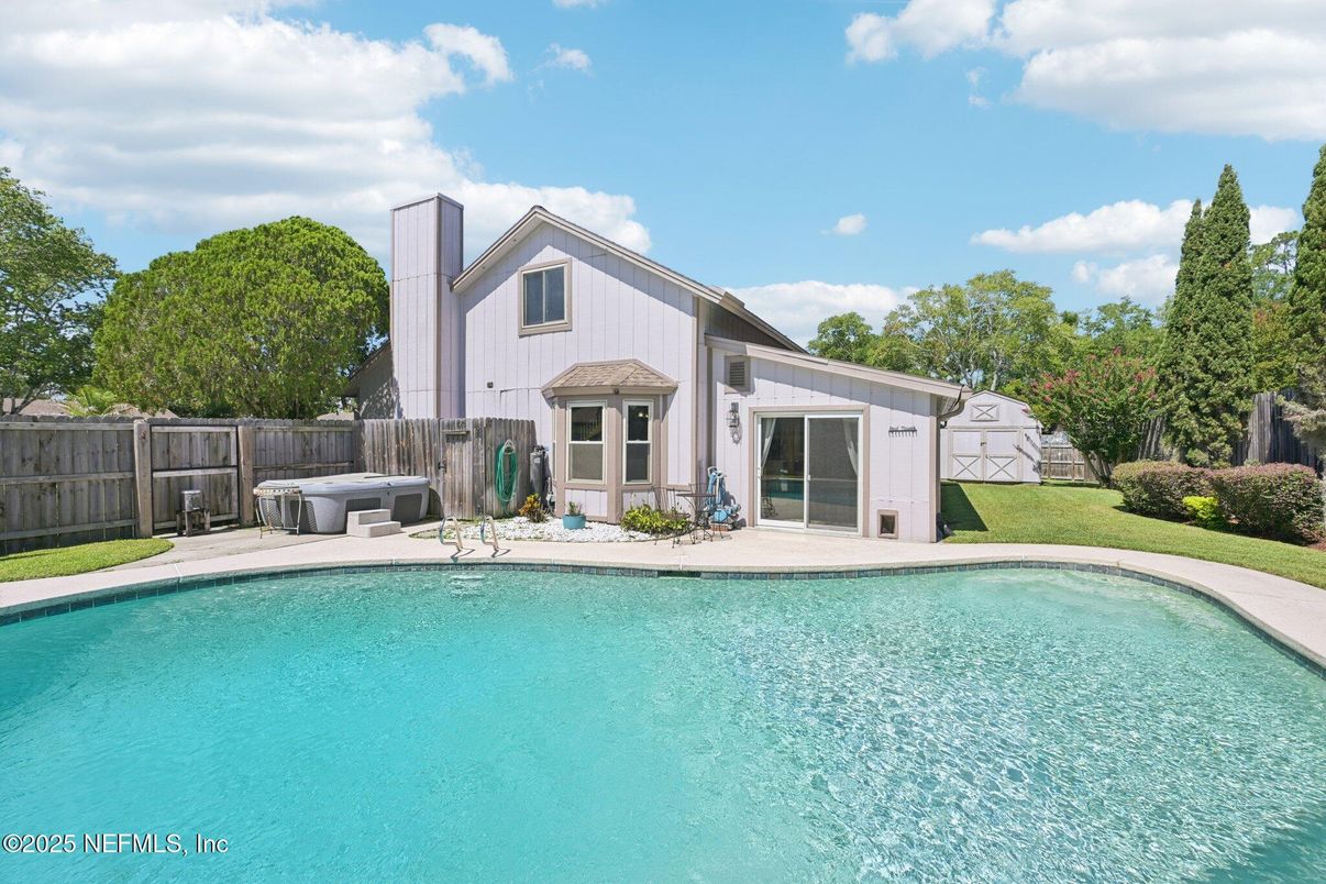 Exterior, Pool