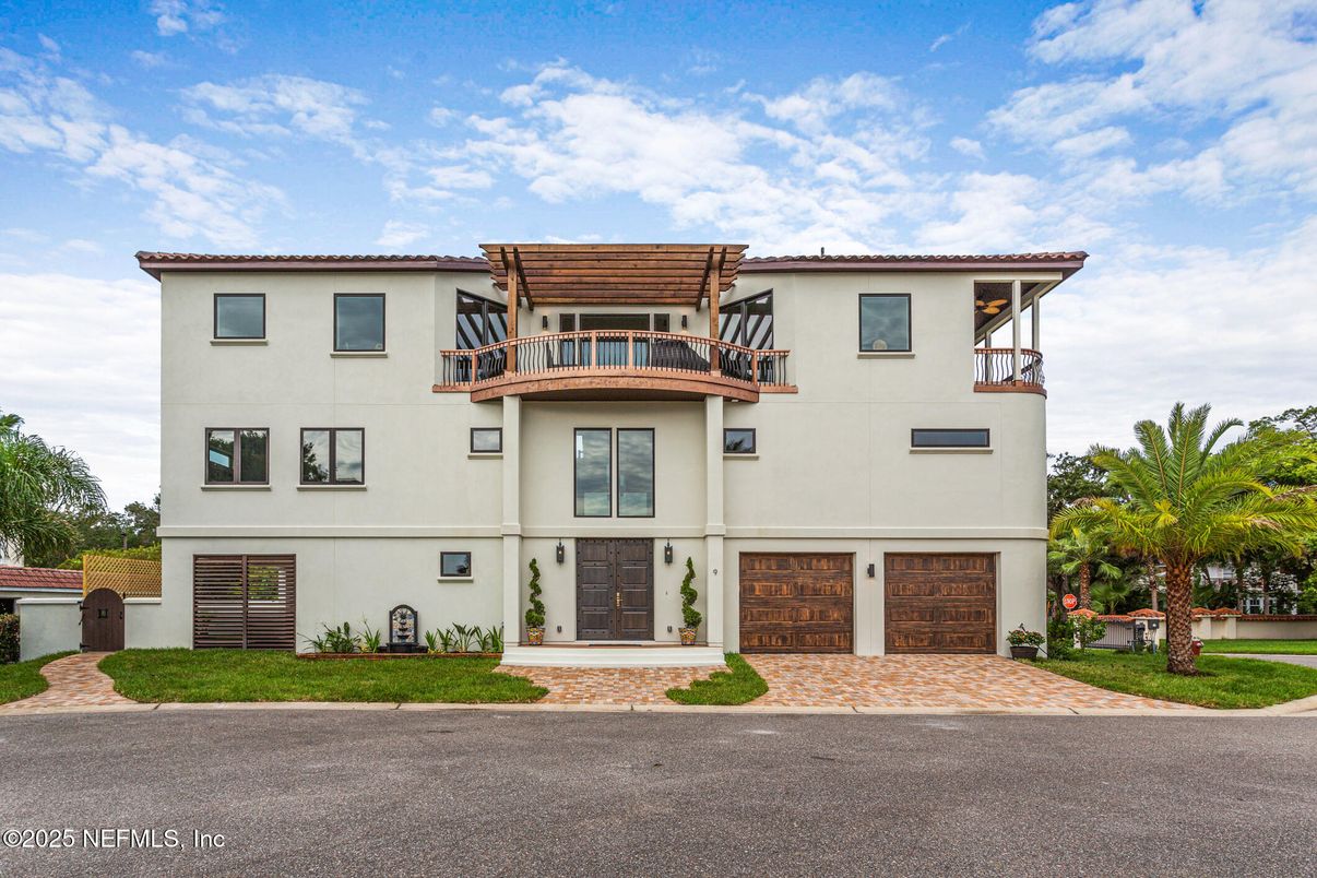 Attached, Exterior, Facade, Mediterranean