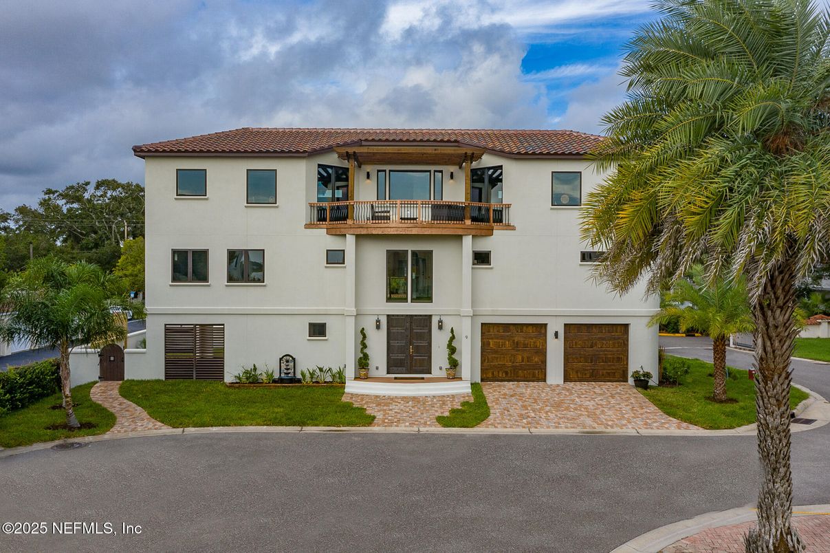 Attached, Exterior, Facade, Mediterranean