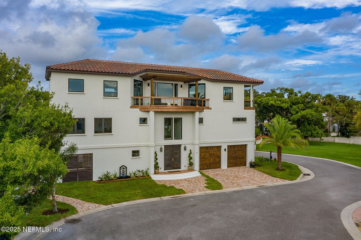 Attached, Exterior, Facade, Mediterranean