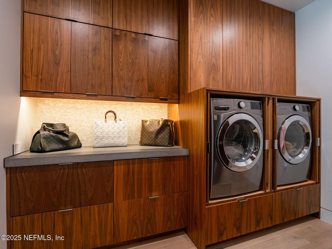 Interior, Washer, Wood Texture Flooring