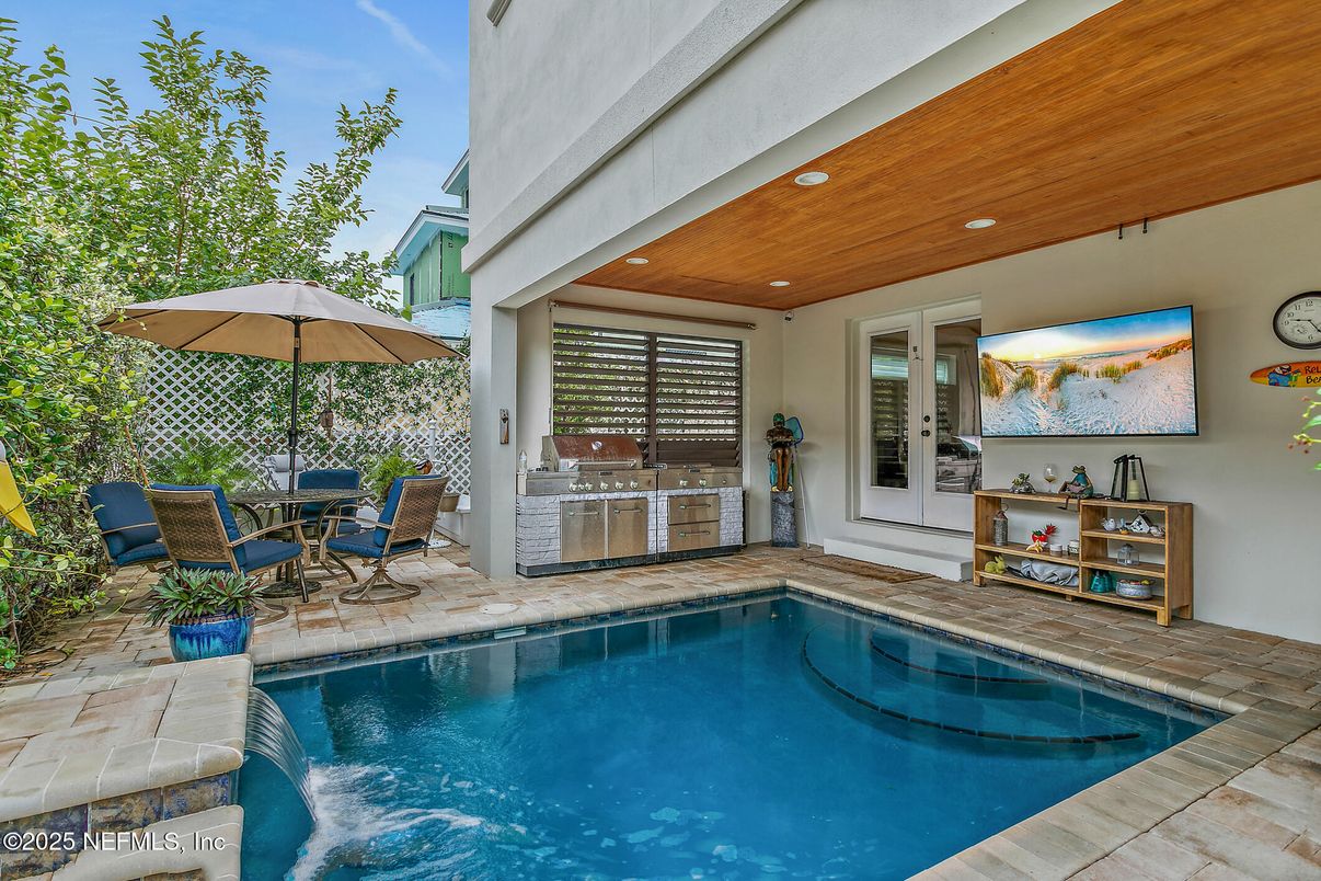 Exterior, Pool