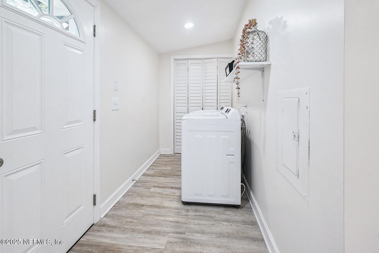 Interior, Recessed Lighting, Washer, Wood Texture Flooring