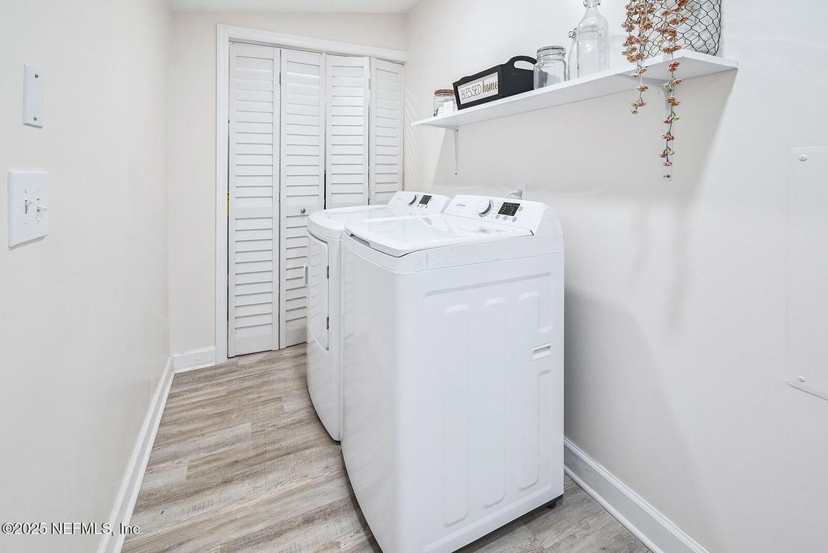 Interior, Washer, Wood Texture Flooring