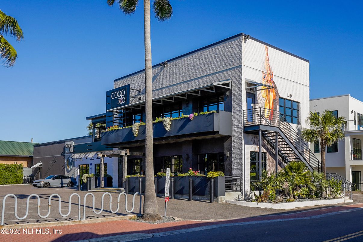 Exterior, Facade, Modern