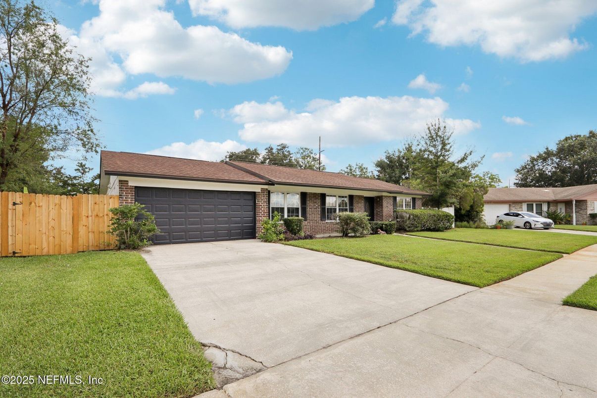 Attached, Exterior, Facade, Brick Facade, Ranch