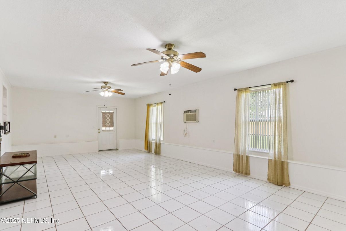 Empty room, Interior