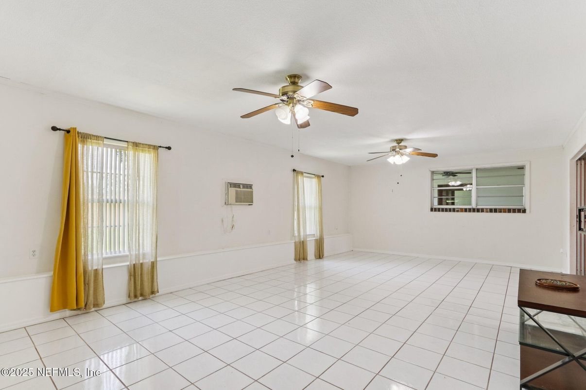 Empty room, Interior